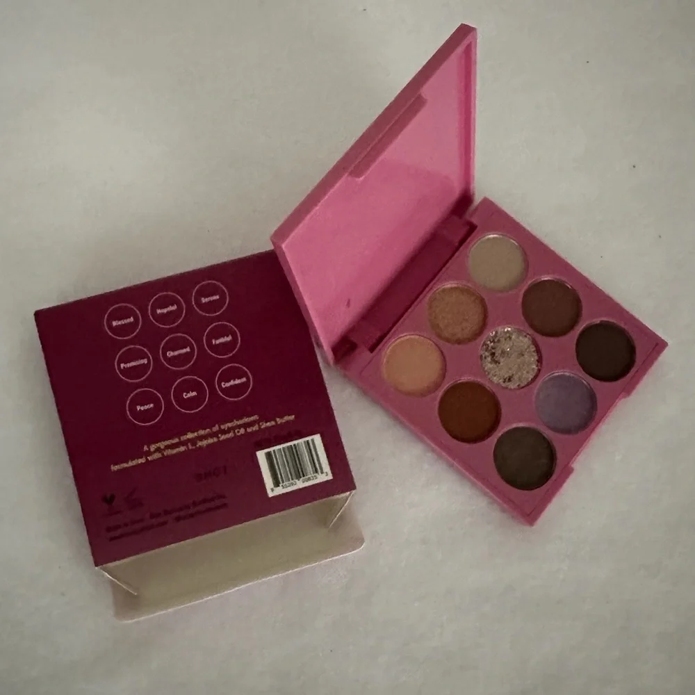 NIB Lucky Chick Daydreams Eyeshadow Palette Eyeshadow Lavender Neutrals Compact